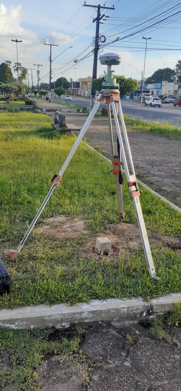 Estação total sobre tripé em levantamento à beira de estrada