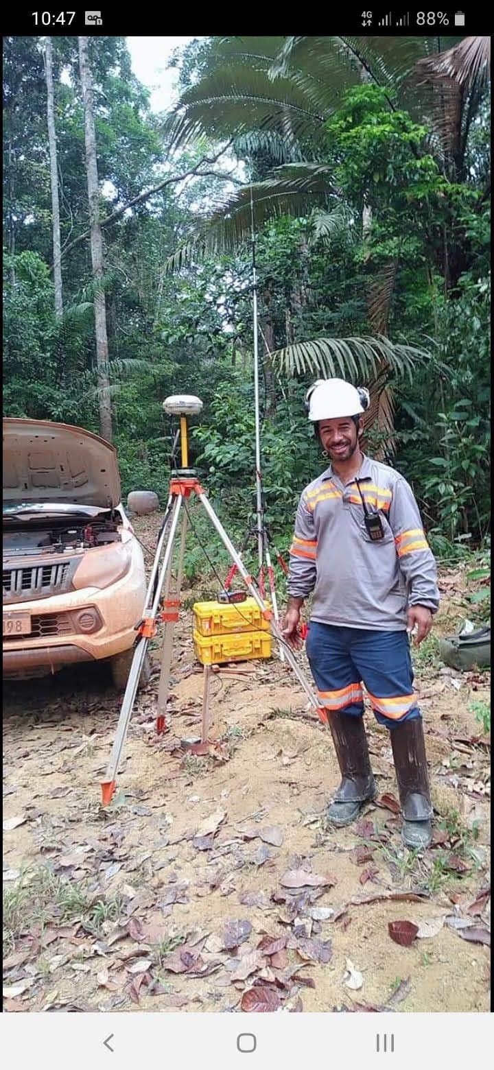 Levantamento geodésico em área de floresta