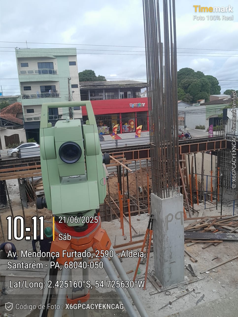 Teodolito em obra com pilar de concreto armado