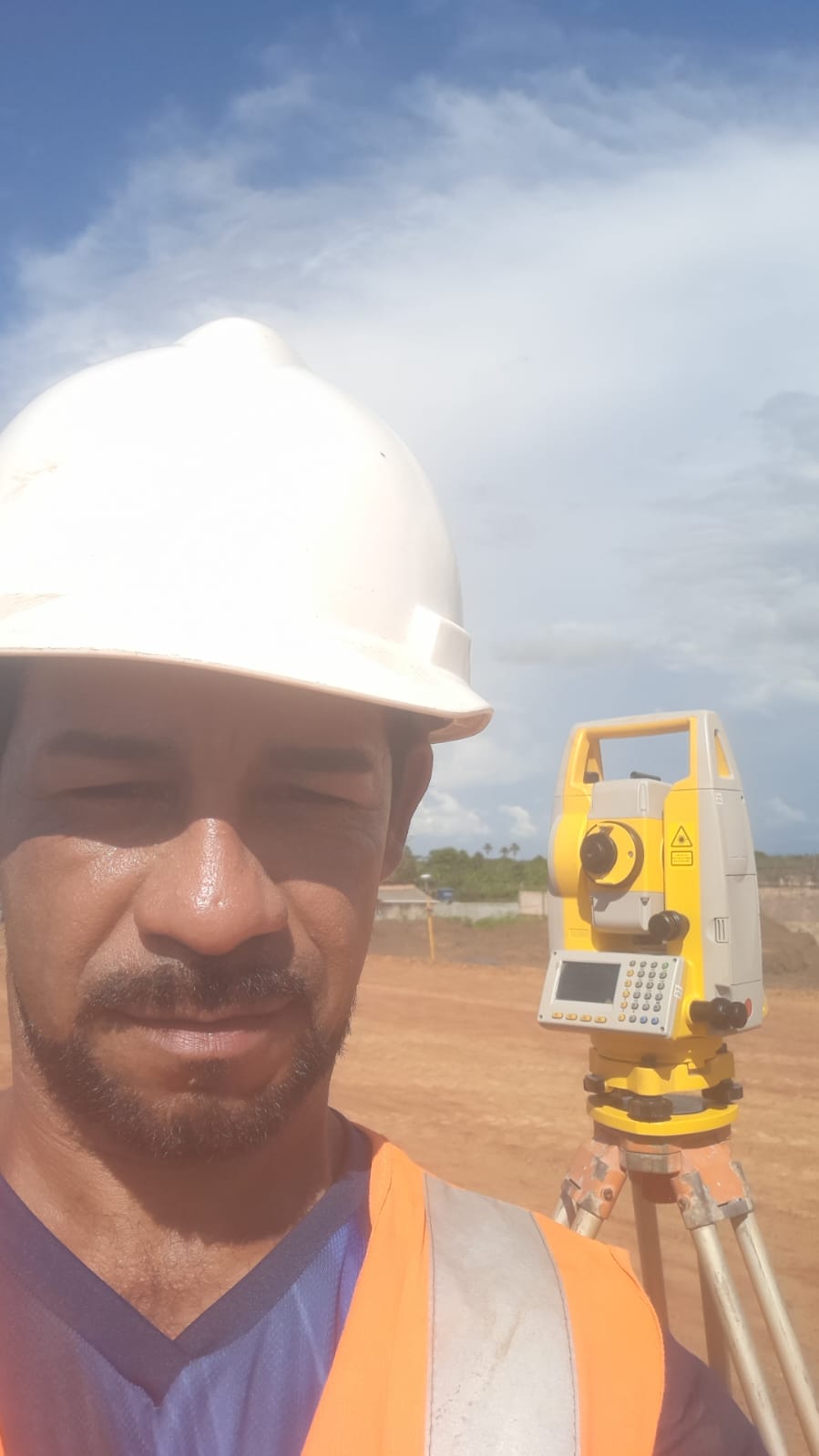 Agrimensor da TOPOGEO com estação total em canteiro de obra