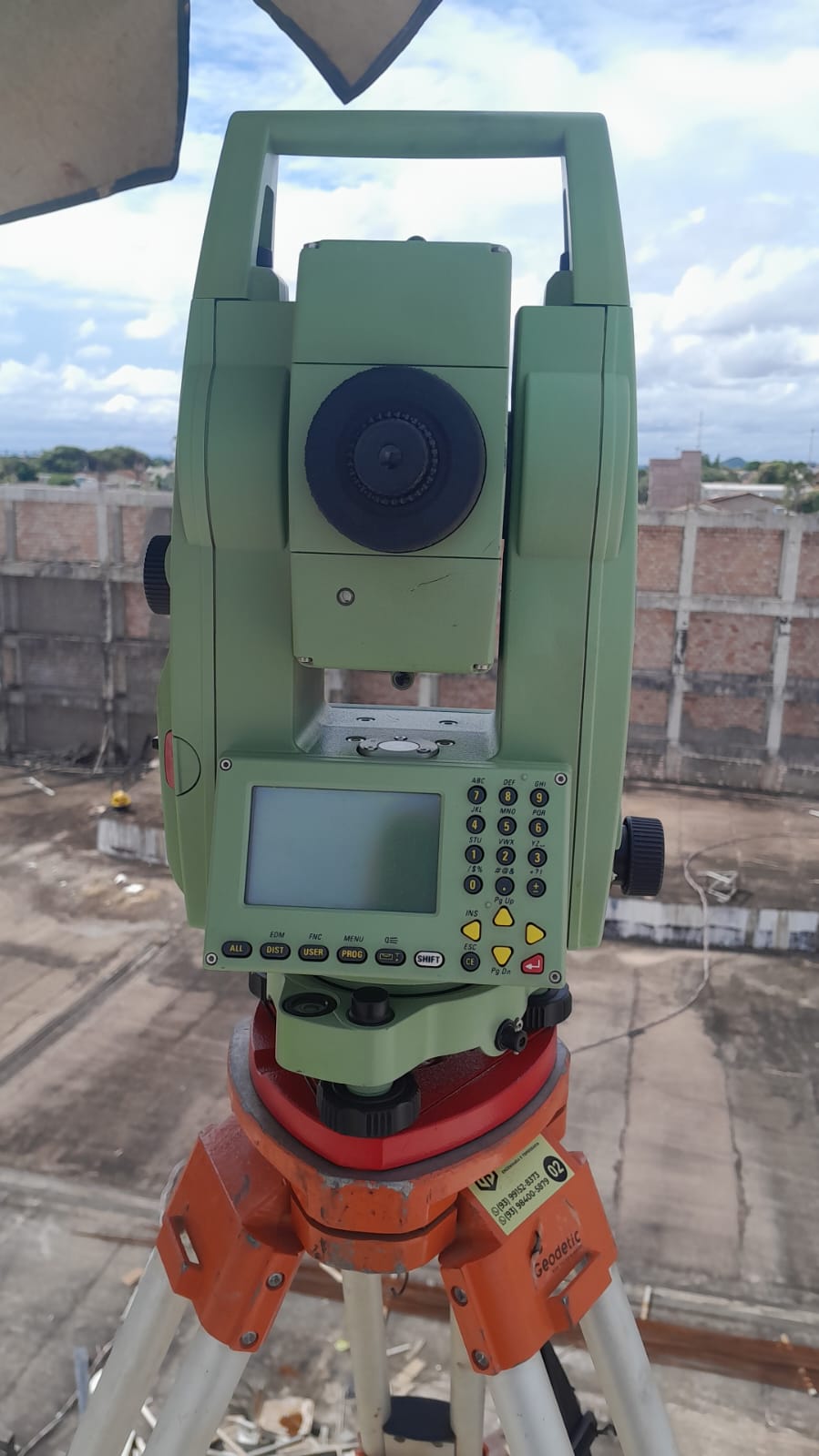 Estação total em laje de edifício em construção